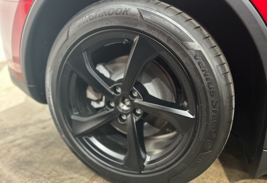 2025 Tesla Model Y Roues en alliage de 19 pouces avec le couvercle de roue retiré